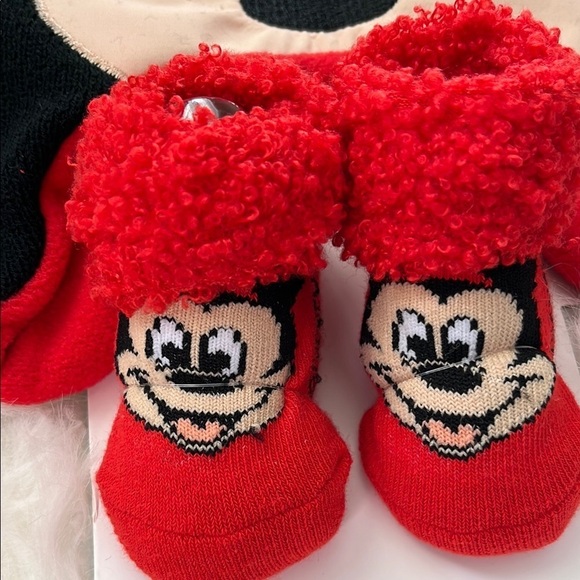 🆕 Disney Mickey Mouse Pom Pom’s Black/Red Kids Hat and Socks Set Size 0-12 Month - Picture 6 of 7